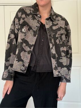 Scotch & Soda Grey & Black cropped denim jacket with a pin